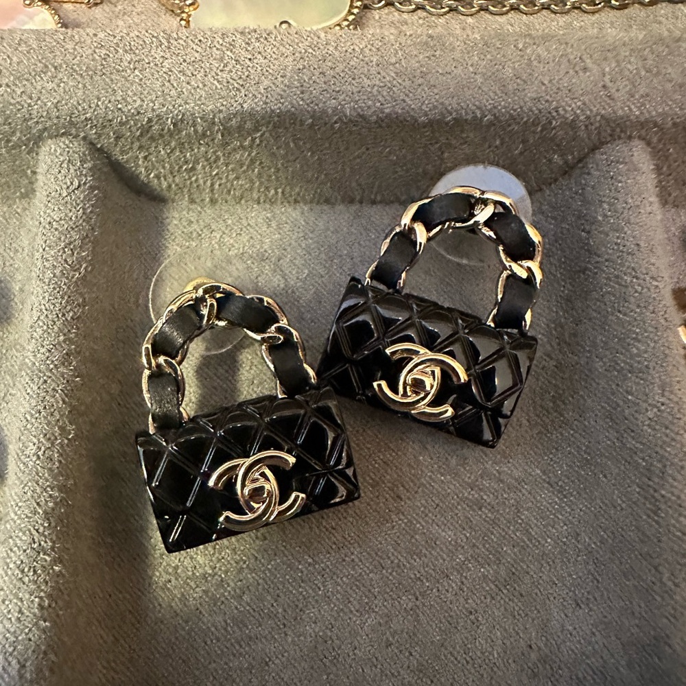 ❤️‍🔥FLASH SALE❤️‍🔥 RARE Gorgeous Chanel Earrings NWT